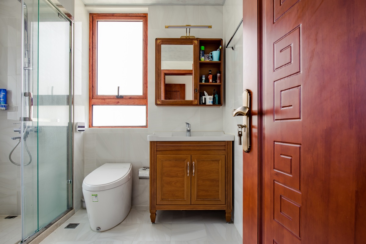 卫生间的地板与墙面铺上白色瓷砖，与红色的柜子、窗框形成反差，视觉效果拉满，干湿分离的设计方便清洁整理。 #卫生间#中式